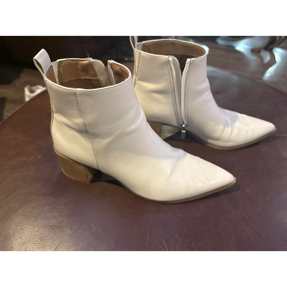 Universal Thread White Pointed Toe Ankle Booties - Picture 1 of 4